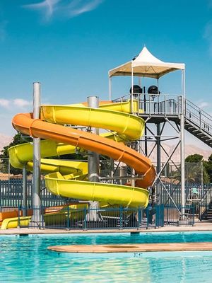 Park Vermaak Waterplezier Sport Uitrusting Buitenzwembad Met Spiraalbuis Speelplaats Glijbaan