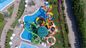 Vermaakpark Rijden Grote speelapparatuur boven het grondbad Glijbaan Kinderen