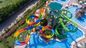 Vermaakpark Rijden Grote speelapparatuur boven het grondbad Glijbaan Kinderen