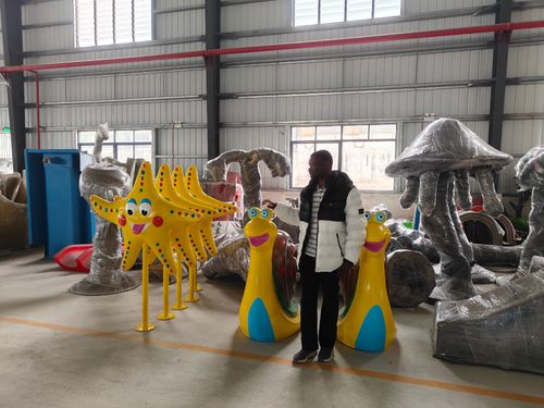 Laatste bedrijfsnieuws over Vertegenwoordigers van de contractant van het Afrikaanse resort bezochten de productiewerkplaats van onze fabriek om het productieproces van de waterglijbaan te inspecteren.