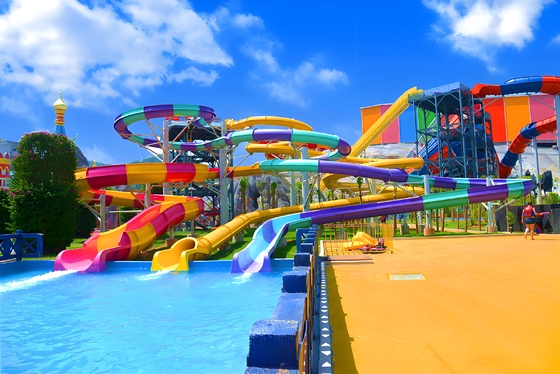 Goede prijs. Grote buiten amusementsapparatuur Aquapark Glasvezel waterglijbanen Waterspelen Speelterrein Waterglijbanen Voor zwembad Open spiraal Geschikt voor volwassenen en kinderen Aanpassing online
