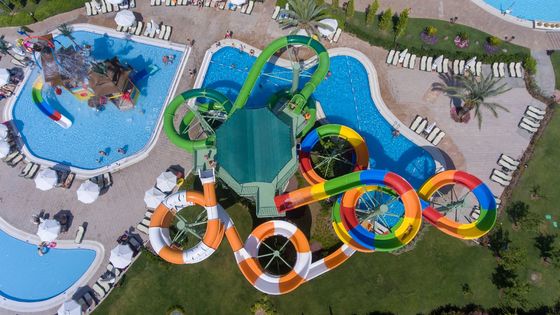 Vermaakpark Rijden Grote speelapparatuur boven het grondbad Glijbaan Kinderen