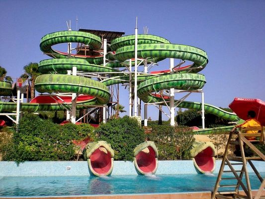 Kinderen waterpark glijbaan privé zwembad glasvezel glijbaan ritten