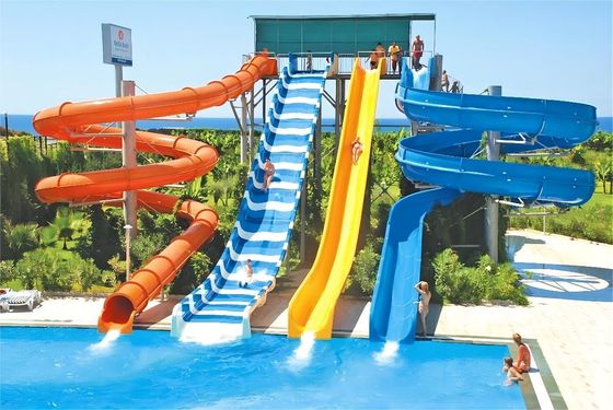 Gepersonaliseerde kleuren glasvezel waterpark glijbaan buitenshuis water games park zwembad apparatuur voor kinderen