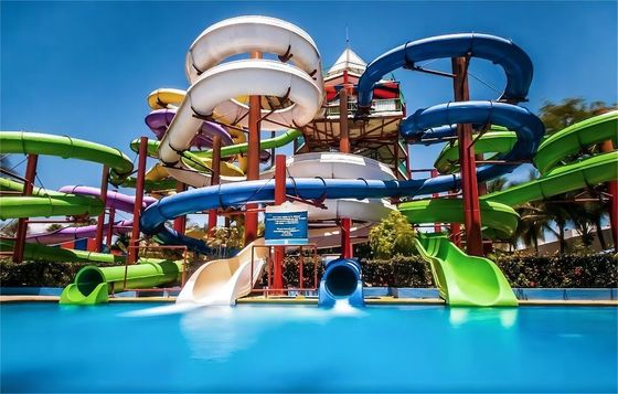 Kinderen glasvezel waterpark glijbaan buitenshuis water spel carnaval ritten