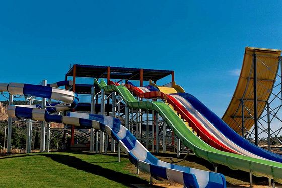 Waterthema park speeltuin ontwerp klein zwembad spelletjes glasvezelslide