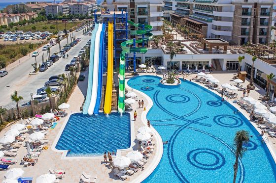 Outdoor waterpark voor kinderen zwembad glijbanen
