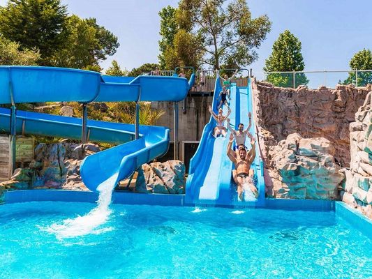 OEM water speeltuin zwembad zomer spel glasvezel spiraal glijbaan voor buitenspel