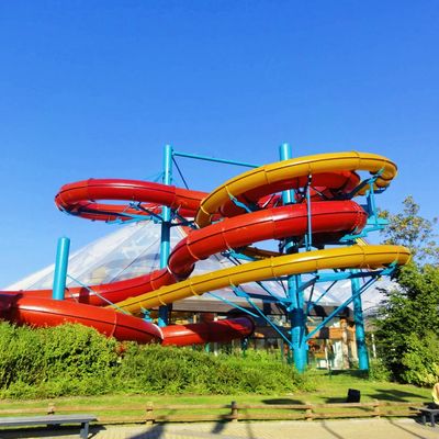 Waterparken voor volwassenen Toerusting Kleine zwembaden Spelen Eenvoudige spiraalwaterglijbaan