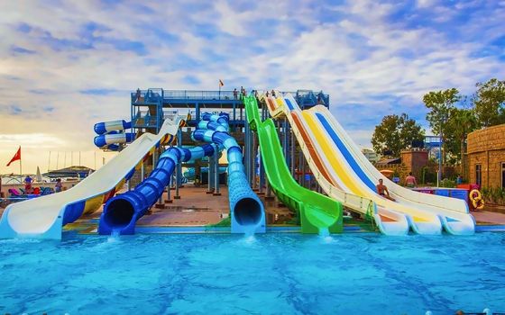 OEM Aqua Park Water Kinderspelletjes Sport Rides Vermaak Spiraal zwembad glijbanen