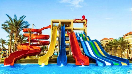 Waterspel speeltuin Spiraalglijbaan van glasvezel Voor kinderen Zwembad