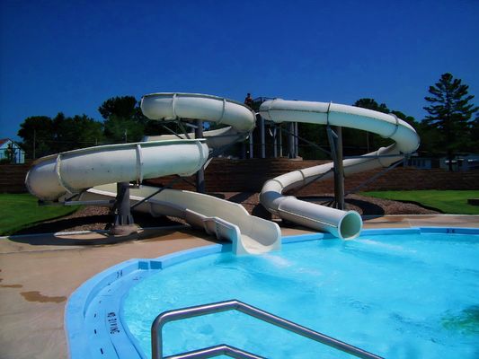 Buiten waterpark zwembad Spannende glijbaan voor volwassenen