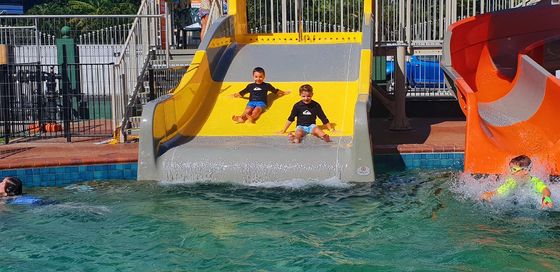 Huis boven zwembad Glasvezel waterglijbaan voor kinderen water spel spelen