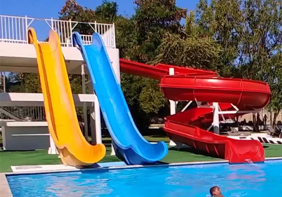 Aquapark-apparatuur Resort Glasvezel zwembad glijbaan Vliegende stijl waterglijbaan Voor kinderen en volwassenen