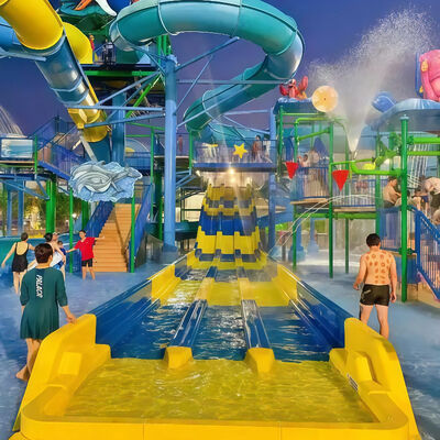 Commerciële Residentiële Glasvezel Waterglijbanen Op Maat Gemaakt Kleurrijk Racing Glijbanen Met 2D Ontwerp Voor Hotels Zwembaden