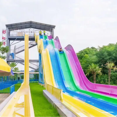 4-baans race regenboog glijbaan glasvezel volwassen op maat waterpark apparatuur voor commerciële pretparken te koop