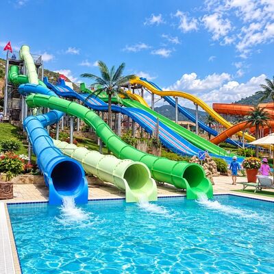 kwaliteit Gesloten spiraal waterglijbaan glasvezel gebogen vloer aangepaste kleur rit voor commerciële volwassen waterpark glijbaan Fabriek