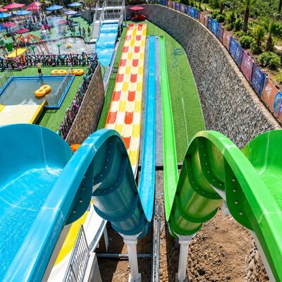 kwaliteit Professionele Meerbaans Regenboog Racer Glasvezel Waterglijbaan voor Aqua Park Project Fabriek
